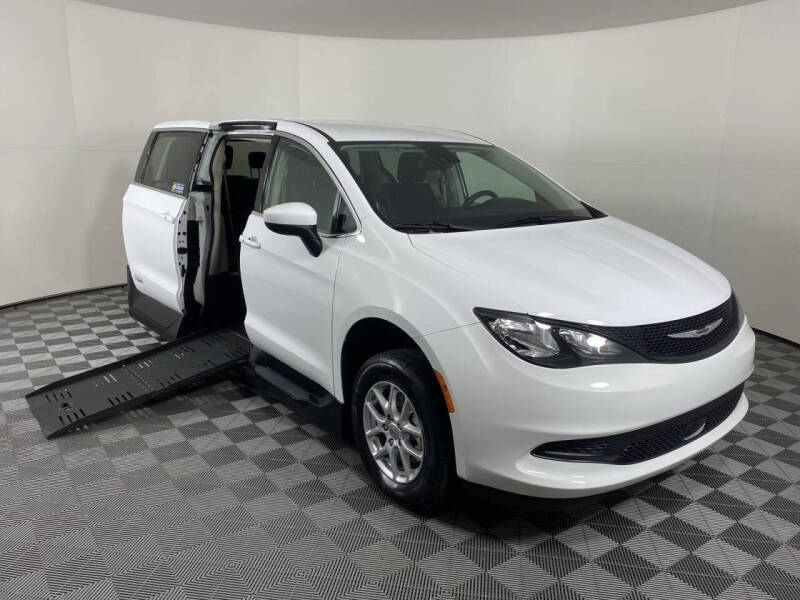 2023 Chrysler Voyager LX's photo