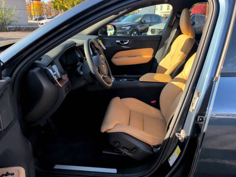 2025 Volvo XC60 B5 Ultra Dark Theme