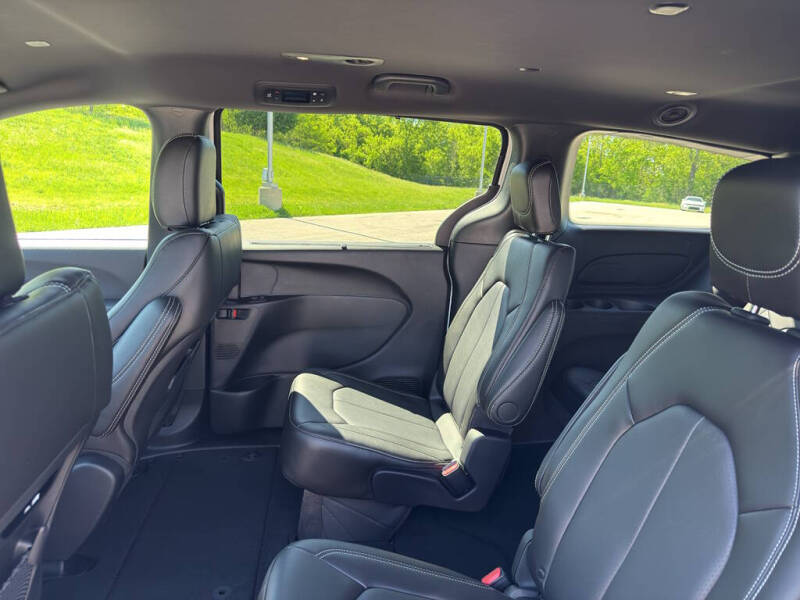 2027 Chrysler Pacifica Select
