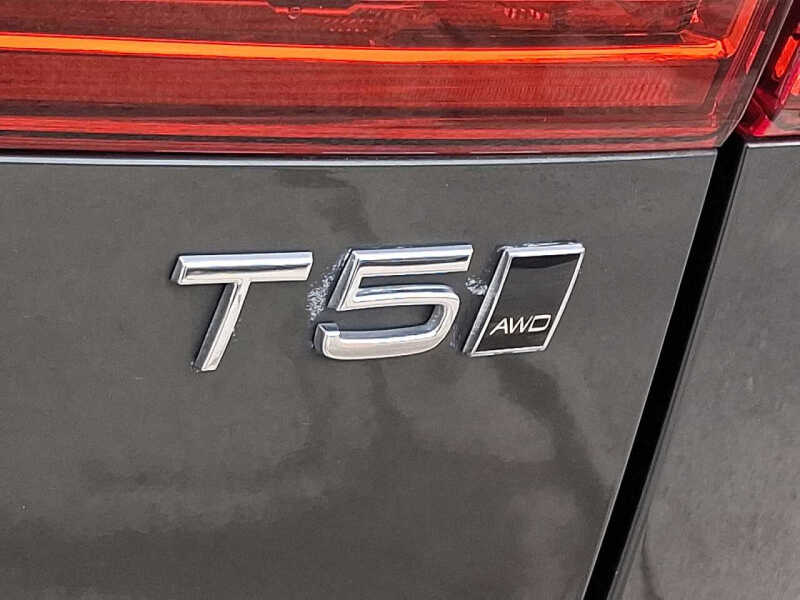 2021 Volvo XC60 T5 Momentum