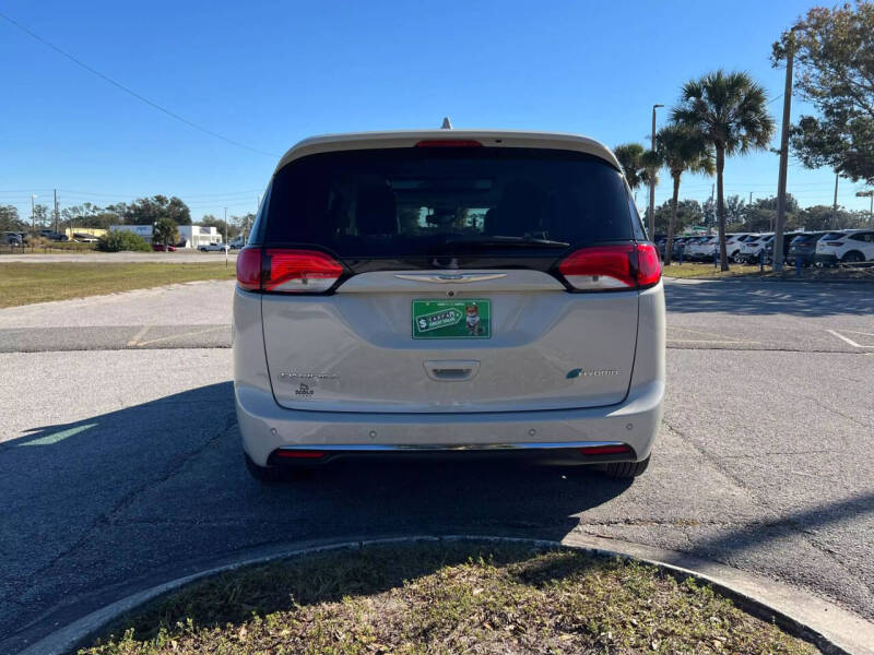 2017 Chrysler Pacifica Hybrid Platinum