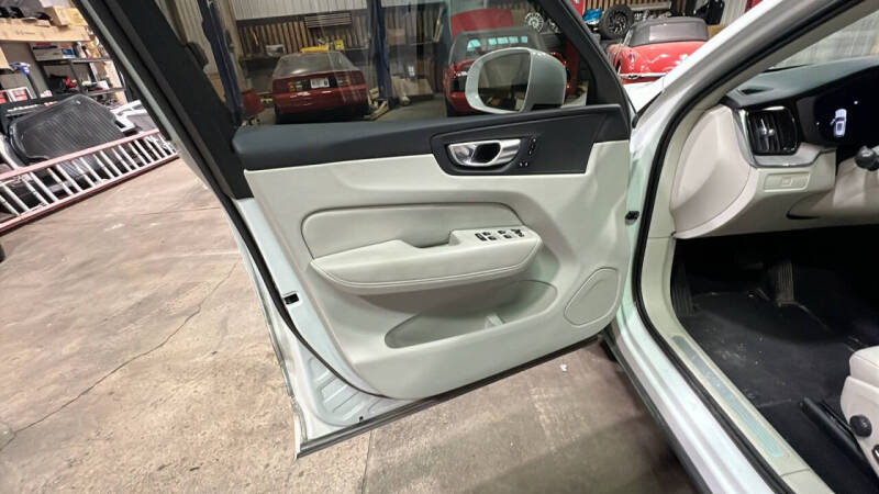 2023 Volvo XC60 B5 Plus Bright Theme