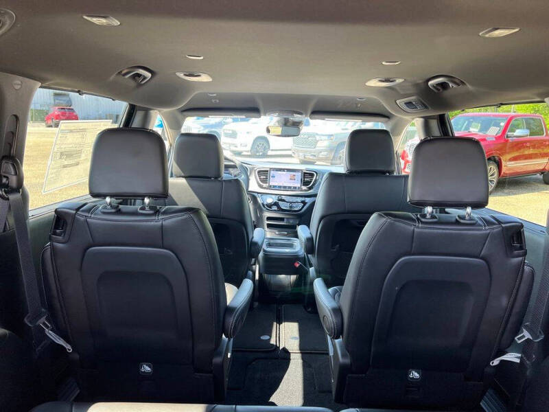 2027 Chrysler Pacifica Select