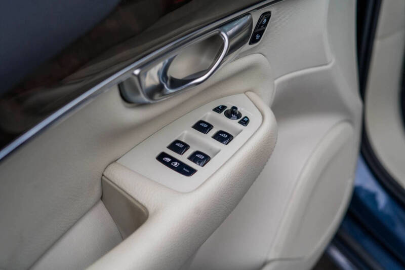 2018 Volvo XC90 T6 Momentum