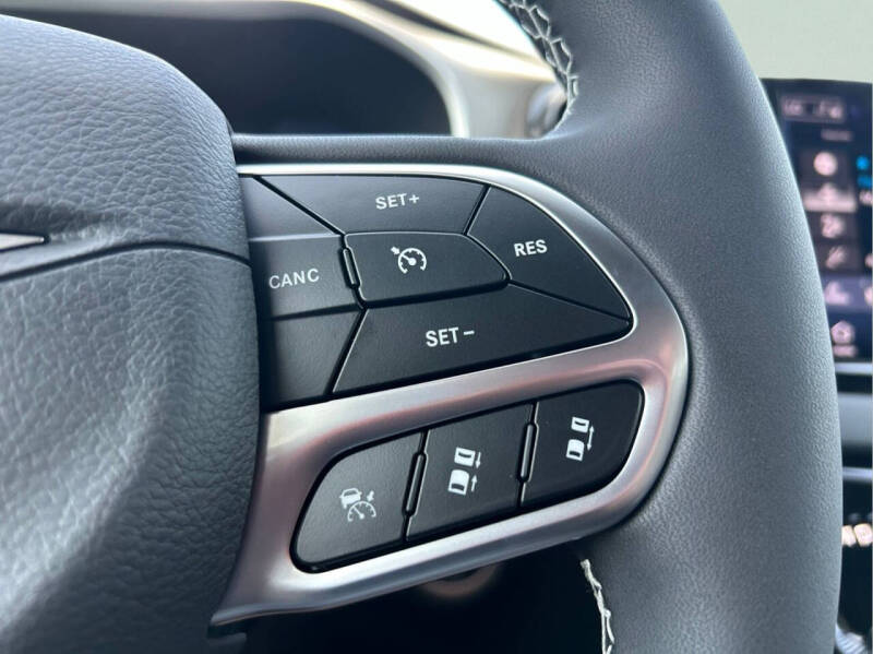 2027 Chrysler Pacifica LX