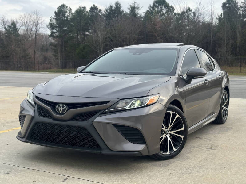 2020 Toyota Camry SE's photo