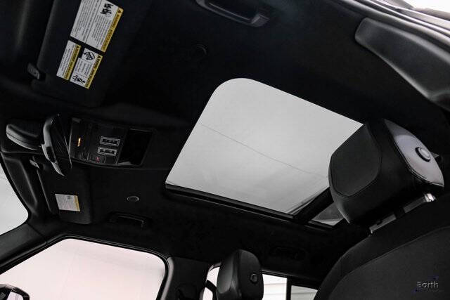 2024 Land Rover Defender 130 P400 X-Dynamic SE