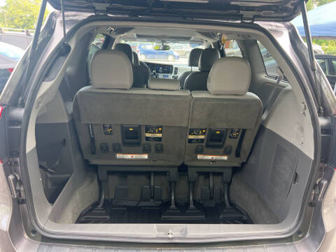 2017 Toyota Sienna XLE 7-Passenger Auto Access Seat