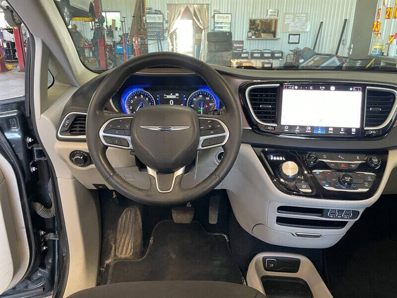 2022 Chrysler Voyager LX