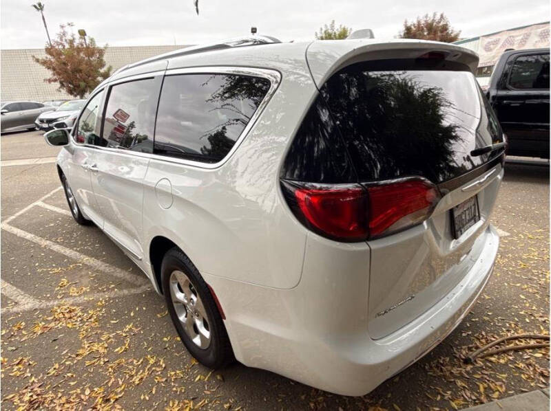 2017 Chrysler Pacifica Touring-L Plus