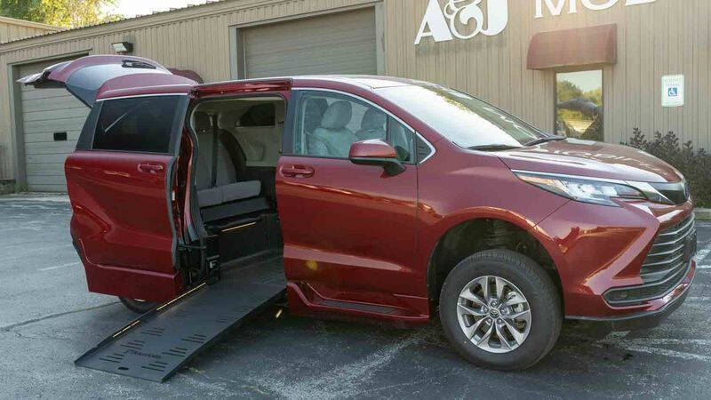 2022 Toyota Sienna LE's photo