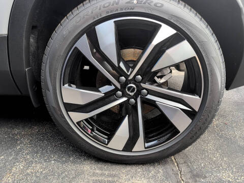 2025 Volvo XC40 B5 Ultra Bright Theme