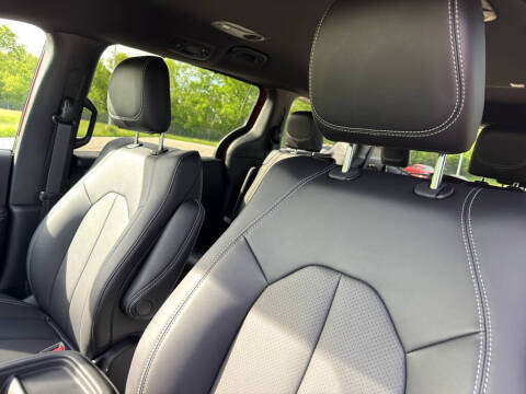 2027 Chrysler Pacifica Select