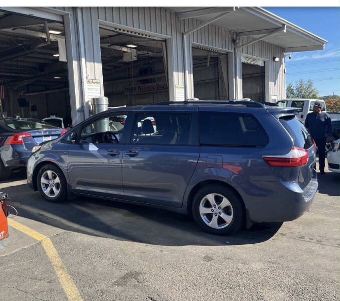 2017 Toyota Sienna LE 8-Passenger