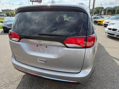 2017 Chrysler Pacifica Touring-L