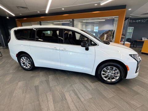2027 Chrysler Pacifica Select