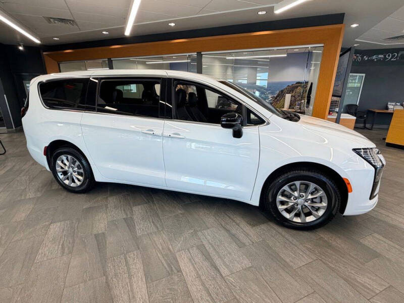 2027 Chrysler Pacifica Select