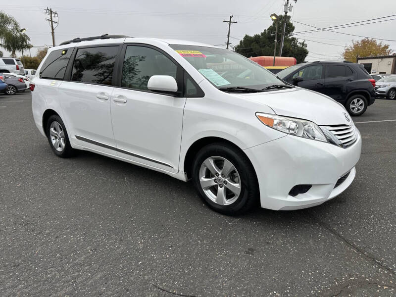 2017 Toyota Sienna LE 8-Passenger