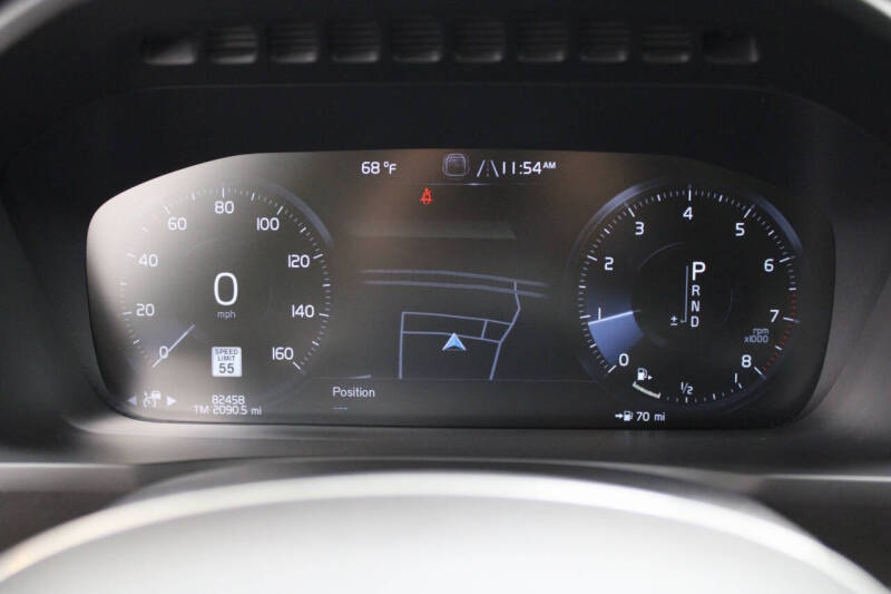 2022 Volvo XC90 T6 Momentum 6-Passenger