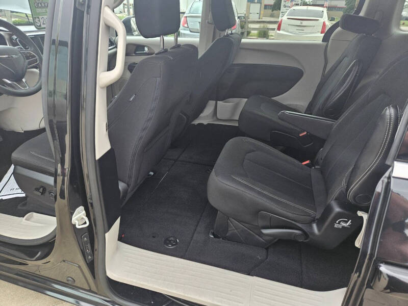 2022 Chrysler Voyager LX