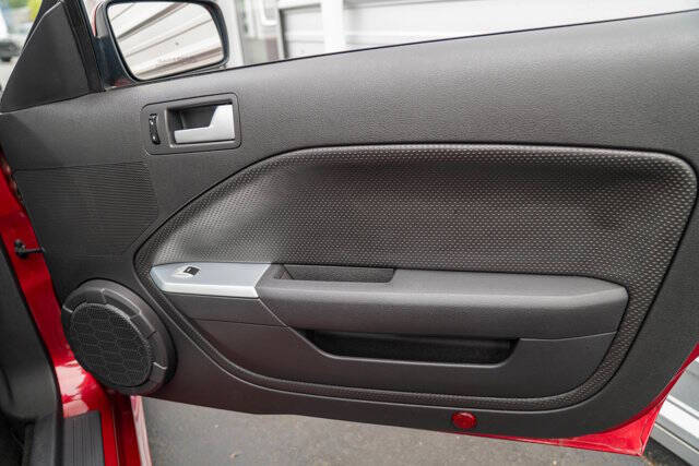 2006 Ford Mustang 34