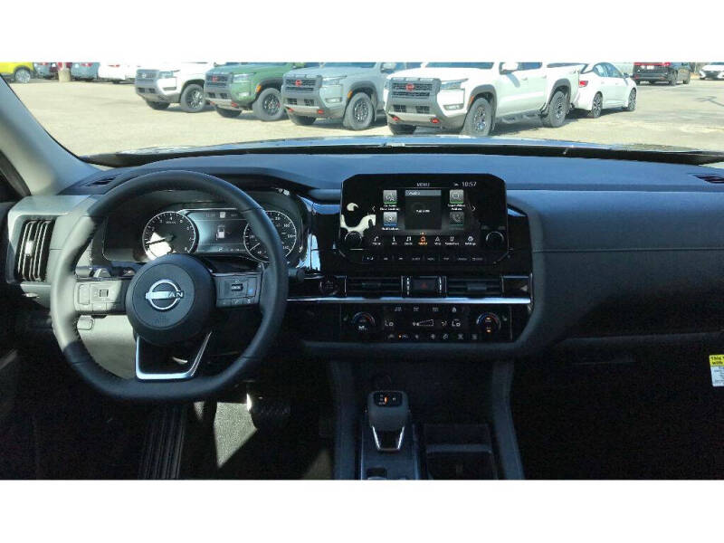 2025 Nissan Pathfinder SL