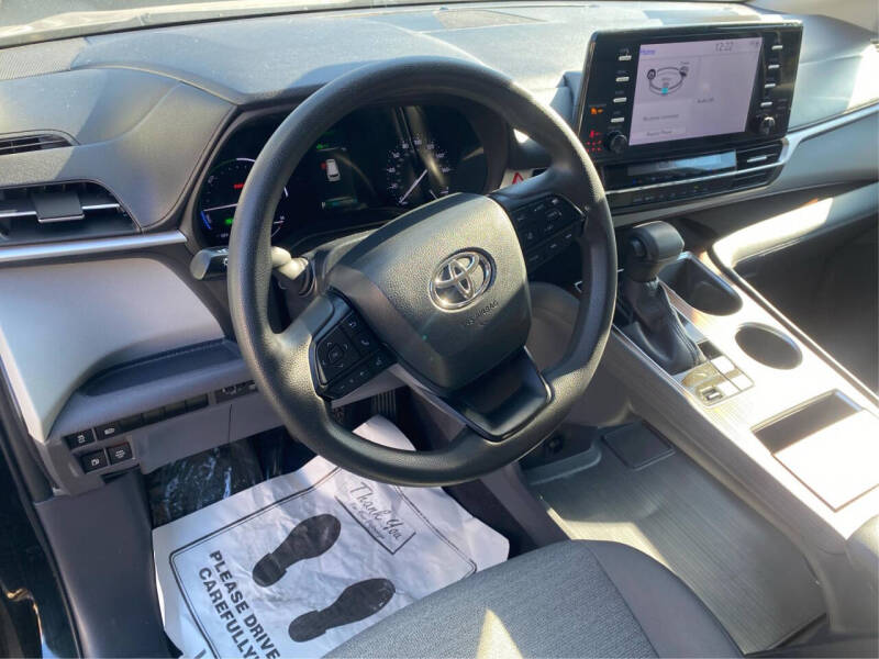 2022 Toyota Sienna LE 8-Passenger