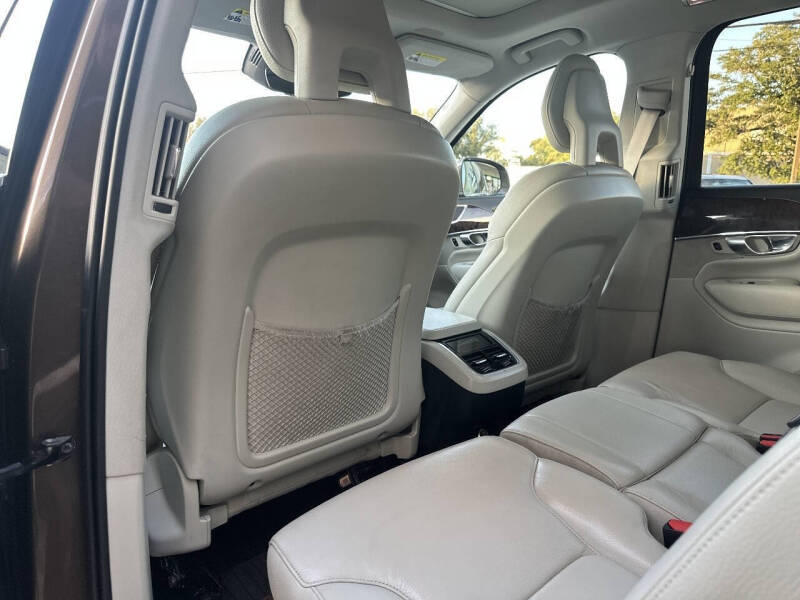 2017 Volvo XC90 T6 Momentum