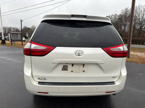 2018 Toyota Sienna XLE 7-Passenger Auto Access Seat