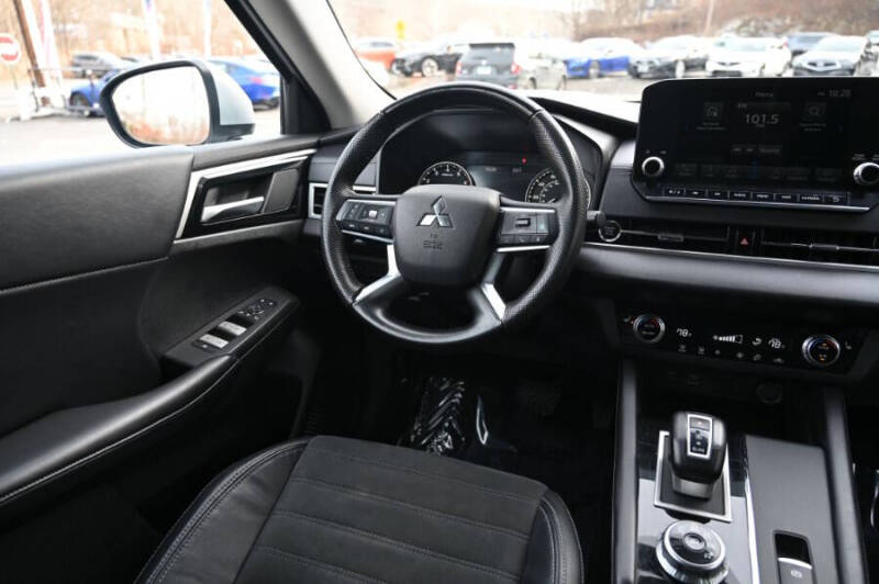 2023 Mitsubishi Outlander SE