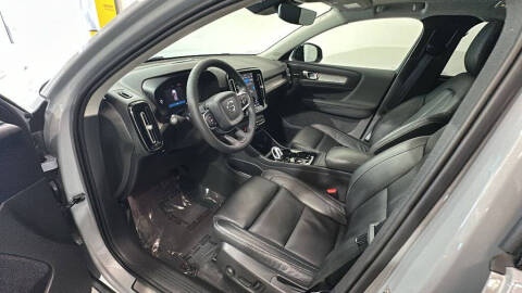 2024 Volvo XC40 B5 Plus Dark Theme