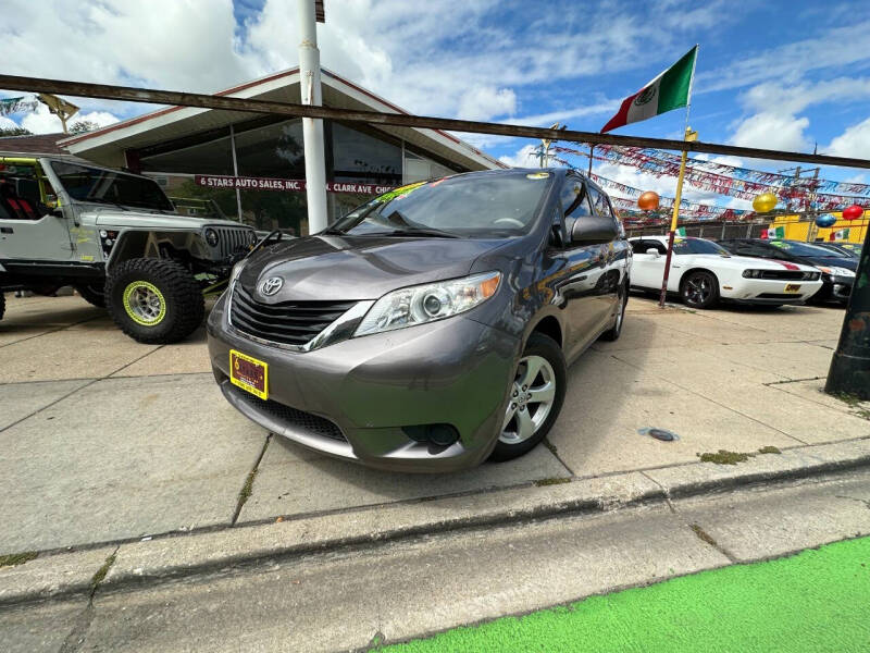 2011 Toyota Sienna LE photo 2