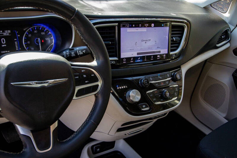 2022 Chrysler Voyager LX