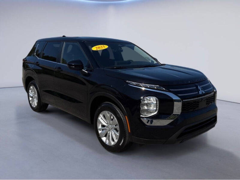 2025 Mitsubishi Outlander ES's photo