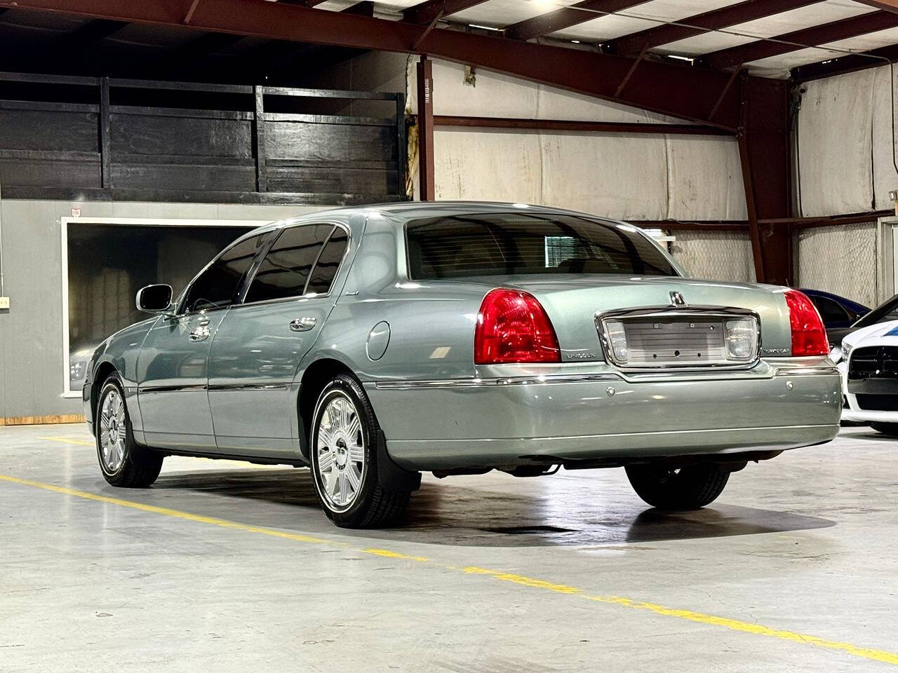 2004 Lincoln Town Car for sale at Carnival Car Company in Victoria, TX