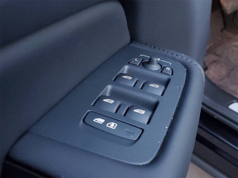 2025 Volvo XC60 B5 Plus Dark Theme