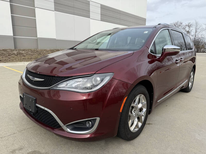 2017 Chrysler Pacifica for sale at ELMHURST CAR CENTER in Elmhurst IL