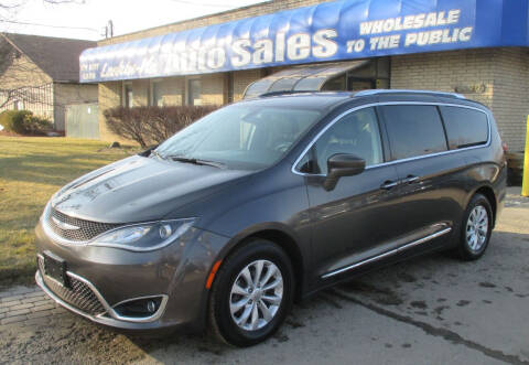 2018 Chrysler Pacifica for sale at Lookin-Nu Auto Sales in Waterford MI