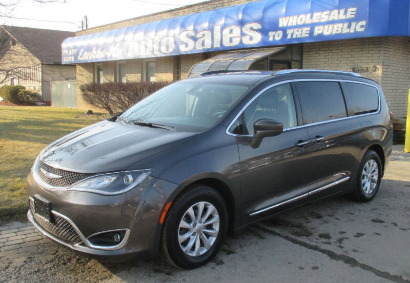 2018 Chrysler Pacifica for sale at Lookin-Nu Auto Sales in Waterford MI