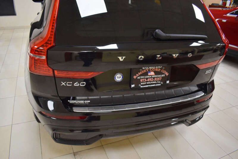 2024 Volvo XC60 B5 Plus Dark Theme