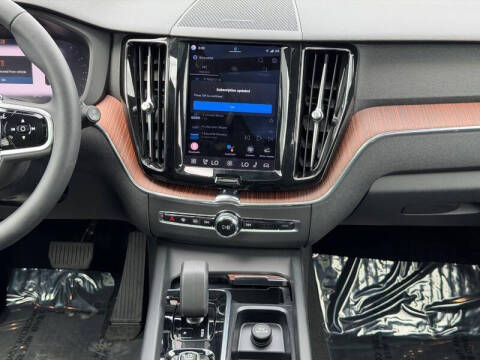 2023 Volvo XC60 B5 Plus Dark Theme