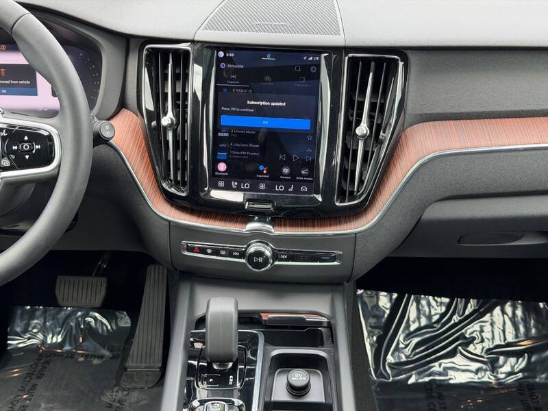2023 Volvo XC60 B5 Plus Dark Theme