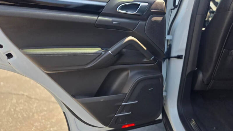 2017 Porsche Cayenne Platinum Edition