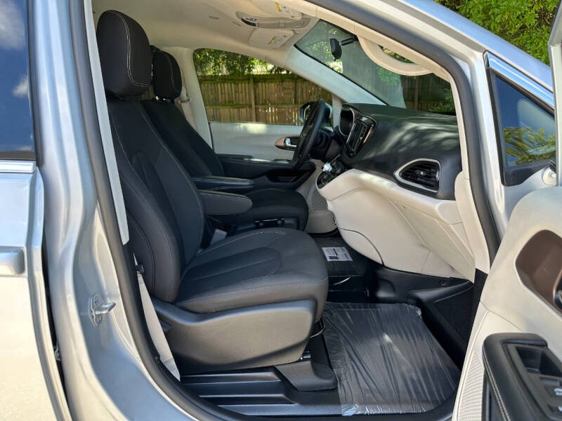 2022 Chrysler Voyager LX