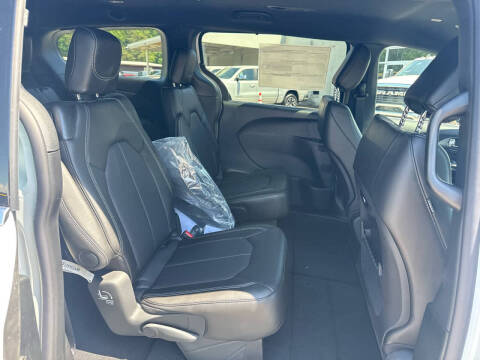 2027 Chrysler Pacifica Select
