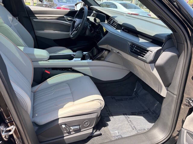 2024 Audi Q8 e-tron 21