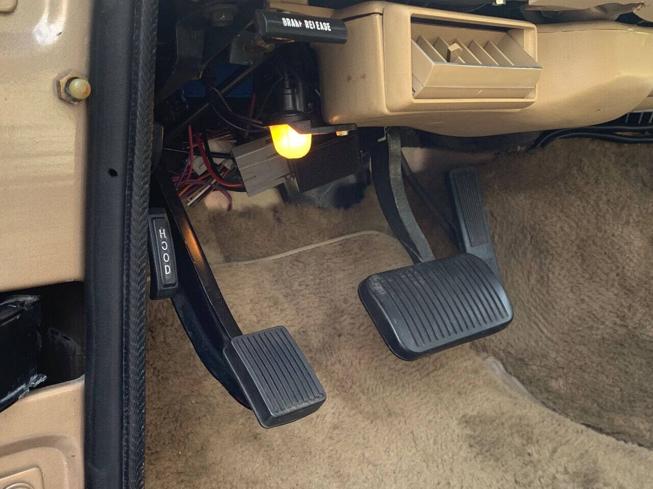 1989 Jeep Grand Wagoneer 35