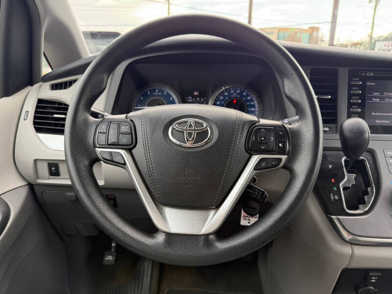 2018 Toyota Sienna LE 7-Passenger Auto Access Seat