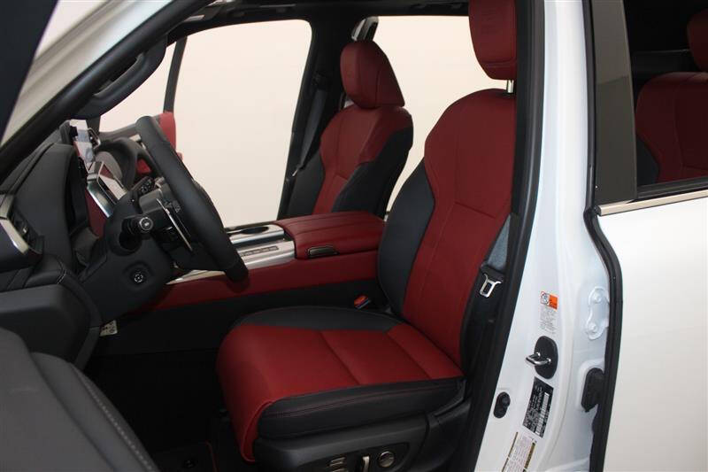 2025 Lexus LX 700h F SPORT Handling