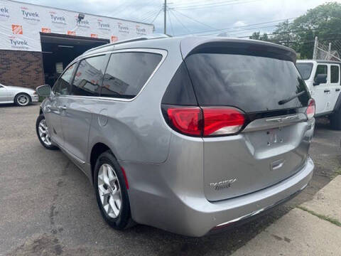 2017 Chrysler Pacifica Touring-L Plus